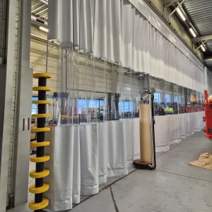 Cloison souple d'atelier avec fenêtre transparente