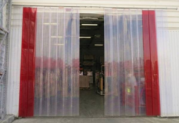 Porte ou rideau à lanières coulissantes