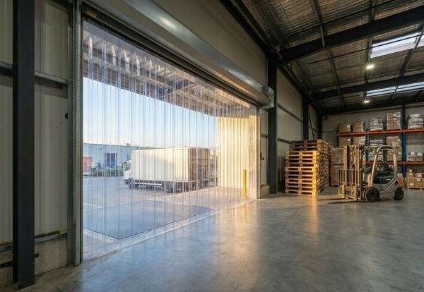 Rideau à lanières PVC sur-mesure pour professionnels et industriels